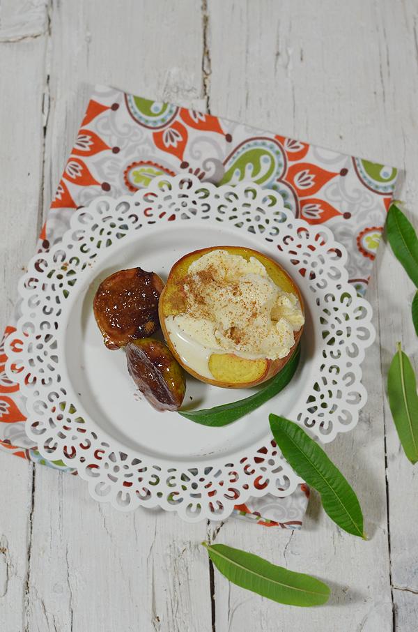 Melocotones e higos asados con helado de vainilla