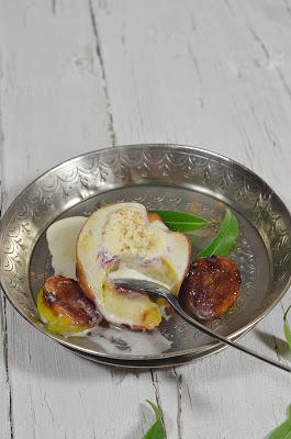 Melocotones e higos asados con helado de vainilla