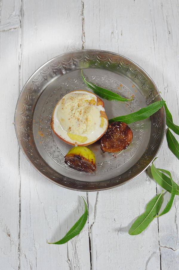 Melocotones e higos asados con helado de vainilla