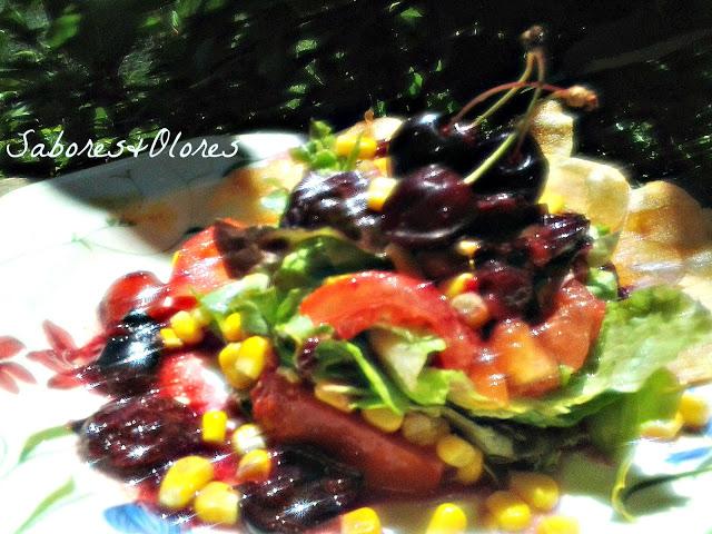 ENSALADA CON CEREZAS ALIÑADA CON TABASCO CHIPOTTE