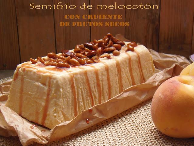SEMIFRÍO DE MELOCOTÓN CON CRUJIENTE DE FRUTOS SECOS