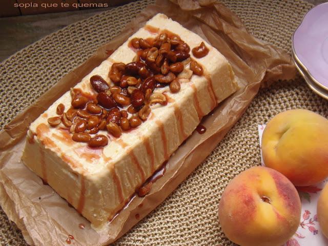 SEMIFRÍO DE MELOCOTÓN CON CRUJIENTE DE FRUTOS SECOS