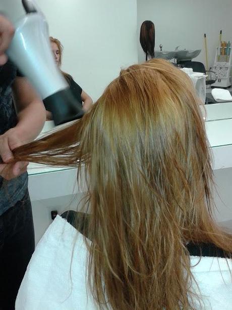 UN RUBIO MUY NATURAL (continuación DECOLORACIÓN suave) UN RUBIO MUY NATURAL (continuación DECOLORACIÓN suave)