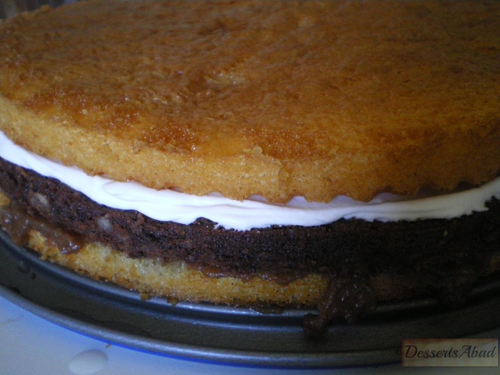 Tarta de chocolate, nata y caramelo