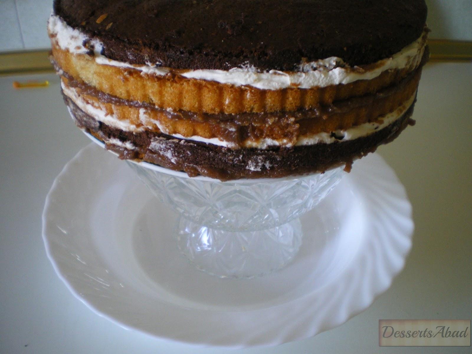 Tarta de chocolate, nata y caramelo