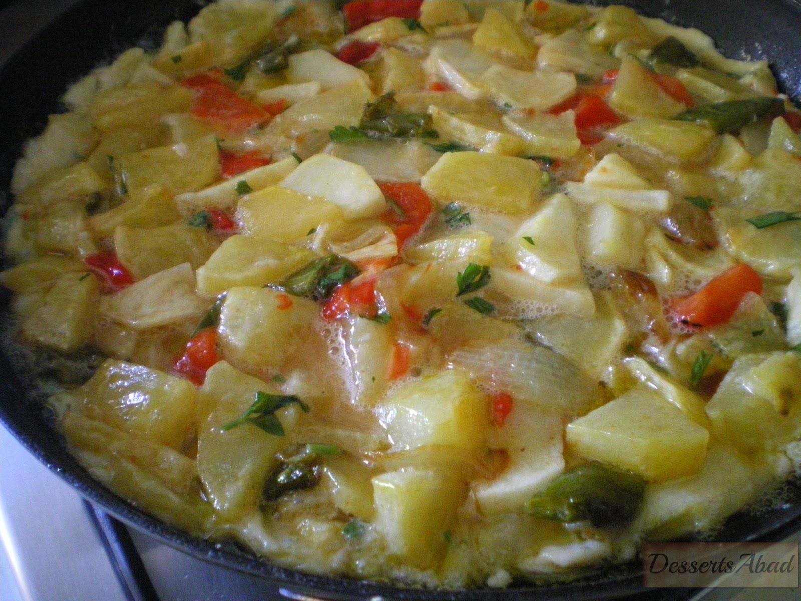 Tortilla de patatas con cebollas y pimientos