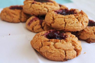 Galletas de mantequilla de cacahuete y mermelada de cerezas