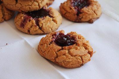 Galletas de mantequilla de cacahuete y mermelada de cerezas