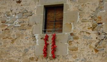 Ristras de pimientos a secar.