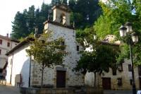 Ermita en la plaza del pueblo.