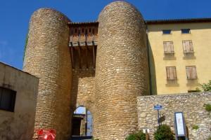 Impresionante aspecto de la puerta Sur, con columnas macizas y matacán.