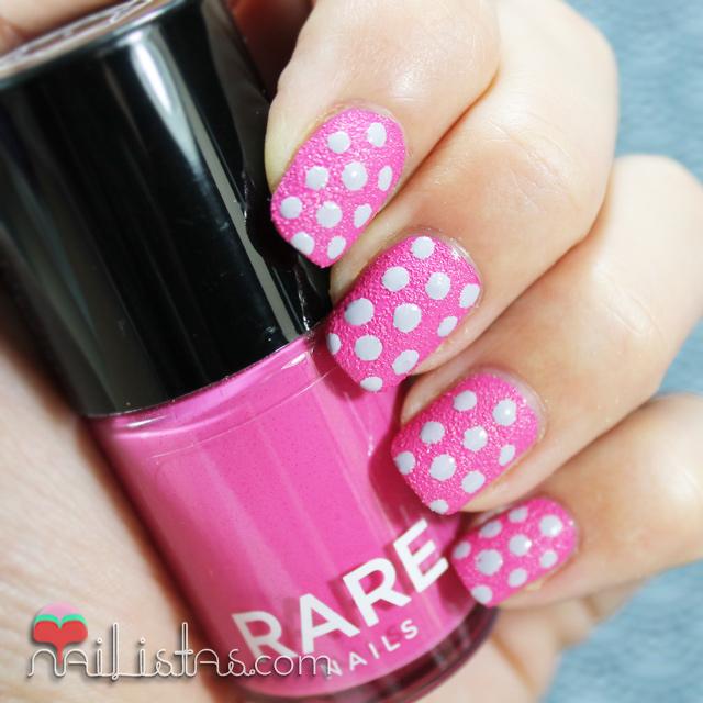 Uñas decoradas con lunares con esmalte con textura rare nails