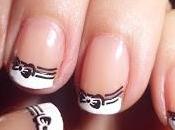 Francesa blanca lacito negro estampado.