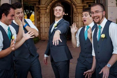 Novio mostrando el anillo