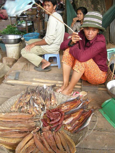 Comprando como un local en un mercado de Tonle Sap