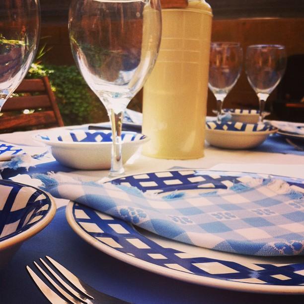 alrededor de una mesa - around the table