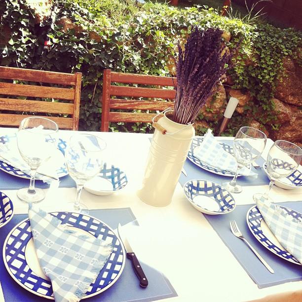 alrededor de una mesa - around the table