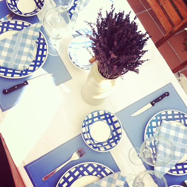 alrededor de una mesa - around the table