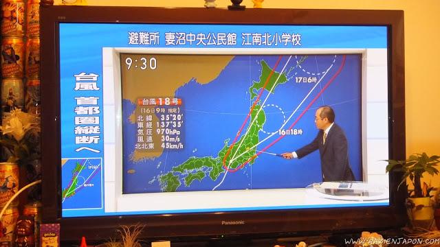 Azotados por el poderoso tifón num 18 （台風１８号）