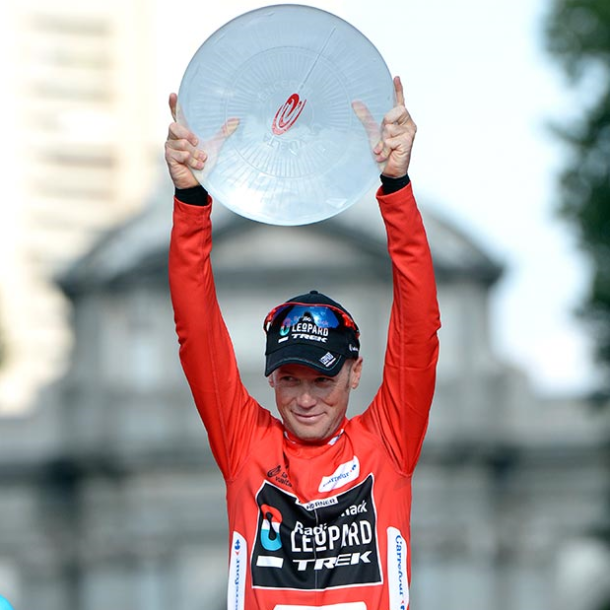 Chris Horner con el trofeo que le acredita como ganador de la Vuelta a España 2013 (Foto: La Vuelta)