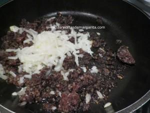 Revuelto de morcilla y pera – Paso a paso