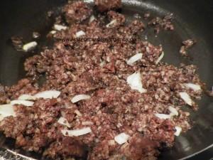 Revuelto de morcilla y pera – Paso a paso