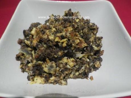 Revuelto de morcilla y pera – Paso a paso