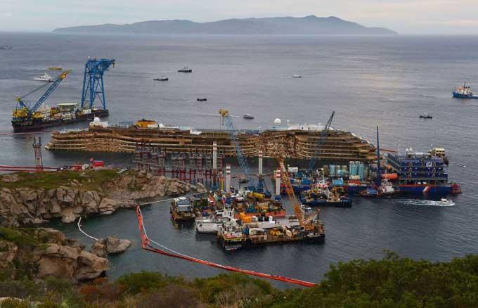 El crucero Costa Concordia reflotado