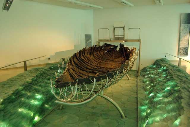 antiguo barco encontrado en el Mar de Galilea