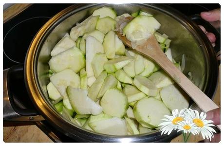 Rehogar el calabacin y la cebolla 2 minutos
