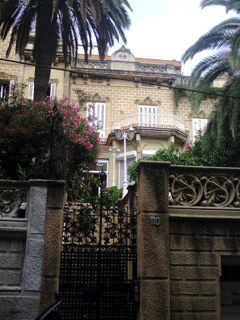 BARCELONA...VILLA PEPITA DEL 1900, TAMBIÉN EL LA CALLE BERTRAN Nº 110...PRONTO OCURRIRÁ COMO EN VILLA MONTSERRAT...?