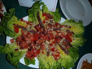 Ensalada de cogollos de lechuga, anchoas, tomate y taquitos de queso