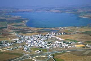 Vista aérea de la laguna y Fuente de Piedra