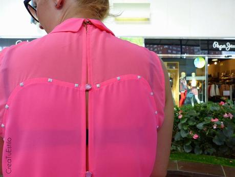 Moda Look con shorts vaqueros y camisa rosa fluor (5)