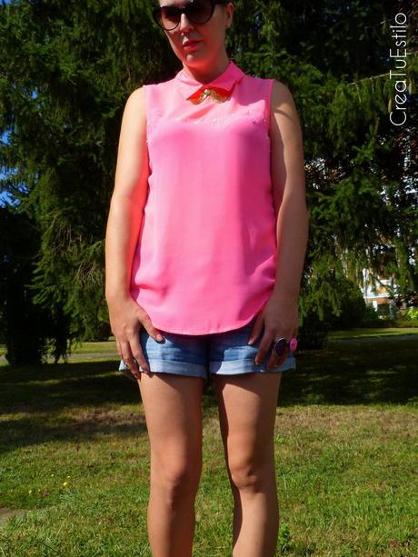 Moda Look con shorts vaqueros y camisa rosa fluor (5)