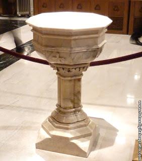 ¿ES PELIGROSA EL AGUA BENDITA?