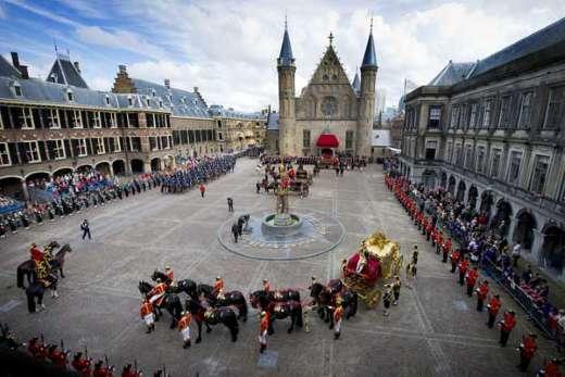 Koning Willem-Alexander zal dinsdag voor het eerst als staatshoofd in de Gouden Koets op het Binnenhof arriveren