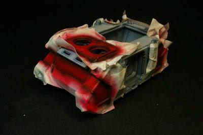 Vista izquierda del razorback pintado de Rojo Escarlata de Vallejo Model Air 