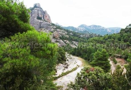 El río Ulldemó y sus piscinas naturales en Beceite