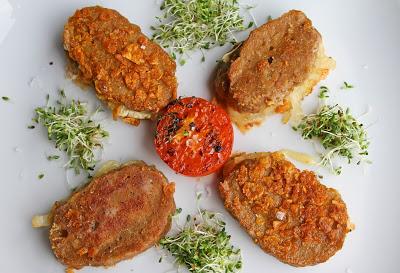 Librillos de seitán con queso y cebolla caramelizada