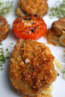 Librillos de seitán con queso y cebolla caramelizada