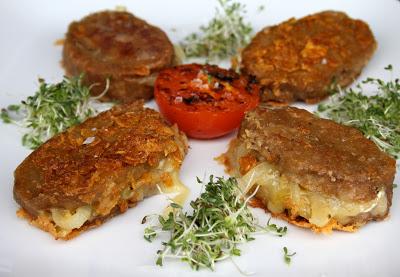 Librillos de seitán con queso y cebolla caramelizada