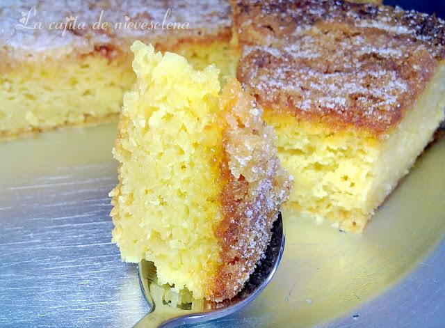 Pastel meloso de cerveza de melocotón y crujiente de azucar y canela