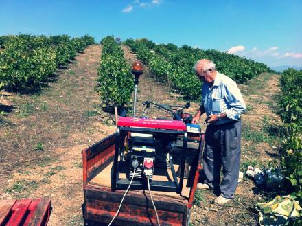 Recogiendo la uva Generador para dar corriente a la pensa y a la bomba