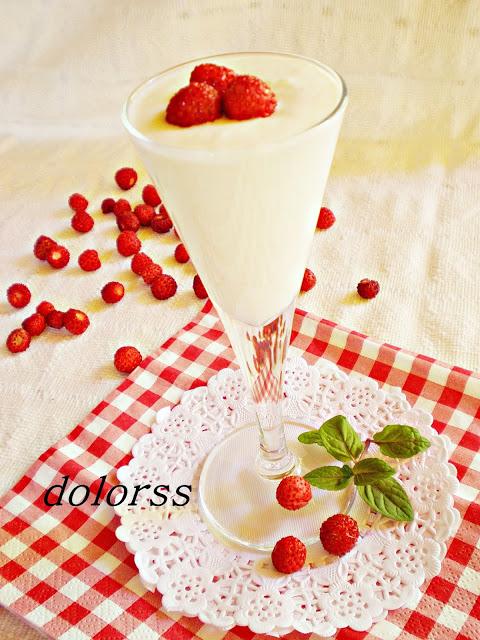 Cremoso de piña con fresas silvestres