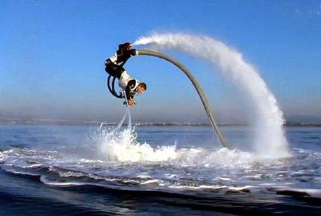 Vuela sobre el mar con el nuevo deporte del Flyboard