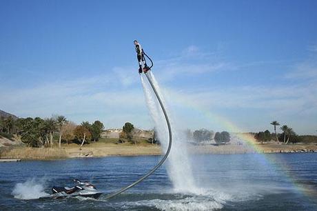 Vuela sobre el mar con el nuevo deporte del Flyboard
