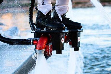 Vuela sobre el mar con el nuevo deporte del Flyboard