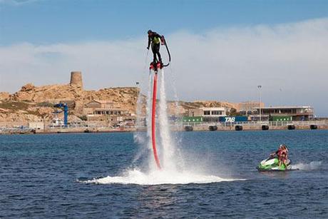 Vuela sobre el mar con el nuevo deporte del Flyboard