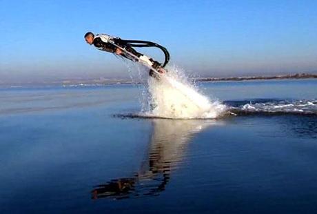 Vuela sobre el mar con el nuevo deporte del Flyboard